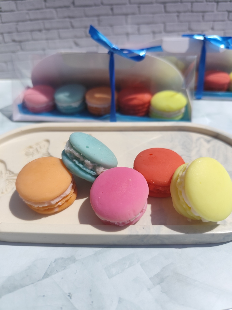Coffret de fondants parfumés macarons avec macarons en cire colorés et boîte artisanale