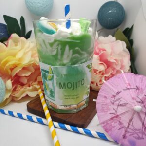 Bougie Mojito coulée dans un grand verre à cocktail, cire verte effet sirop de menthe, chantilly blanche au centre, demi- citron vert encire et paille plantée.