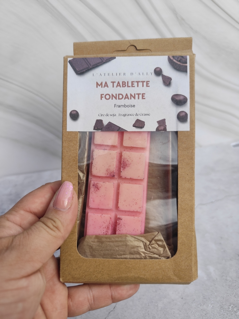 Tablette fondante parfum framboise dans son emballage kraft à fenêtre