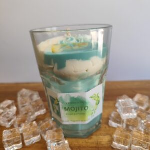 Mojito présenté dans son verre à cocktail avec glaçons décoratifs, inspiré du célèbre cocktail à la menthe et au citron vert.