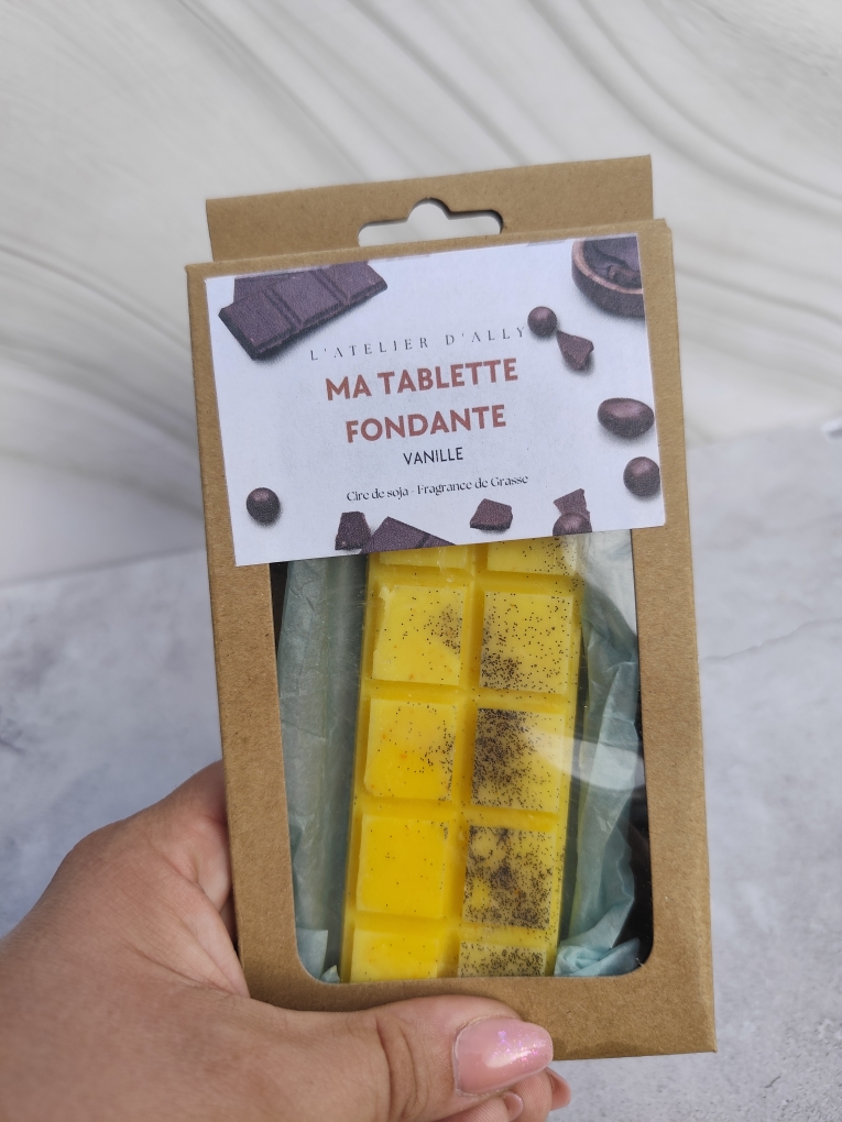 Tablette fondante parfum vanille en cire de soja dans son emballage kraft avec fenêtre