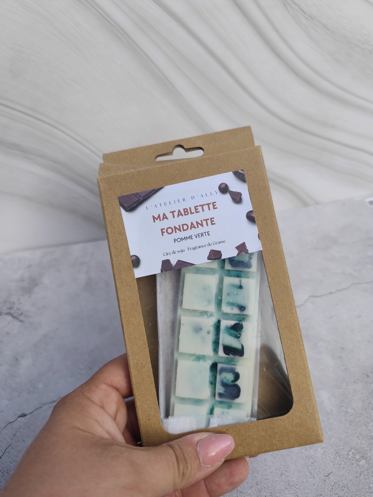 Tablette fondante parfum pomme verte en cire colorée dans son emballage kraft avec fenêtre