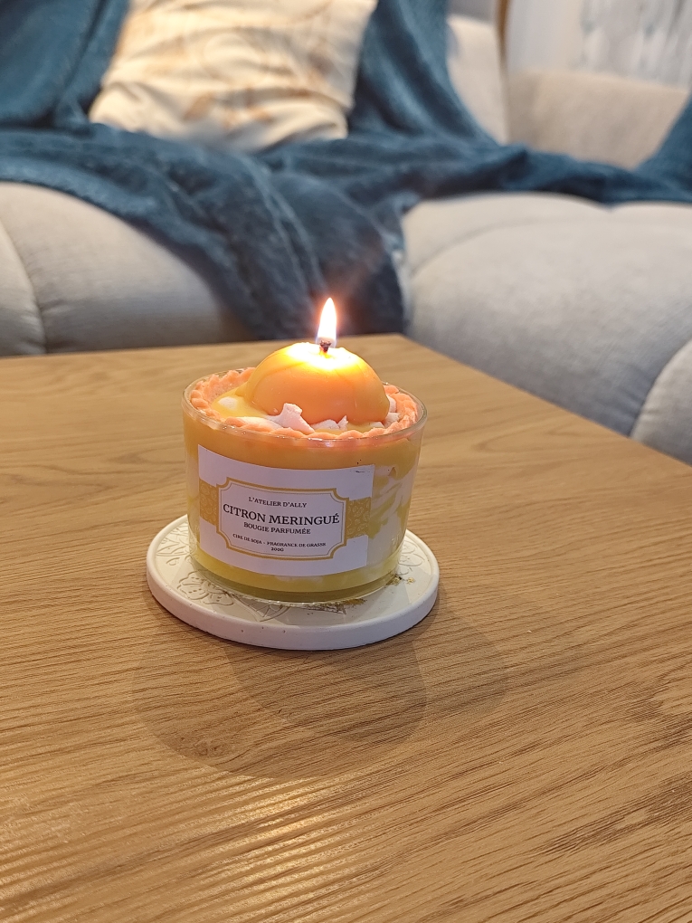 Bougie gourmande Citron Meringué allumée sur une table basse, bien placée pour une combustion idéale