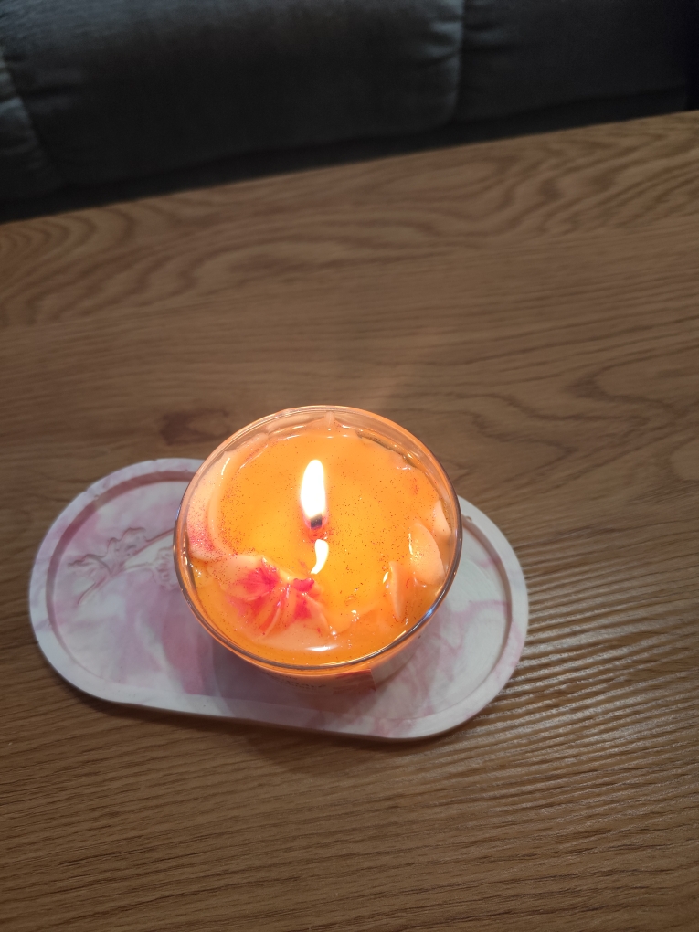 Bougie artisanale parfumée en cours de combustion, illustrant la durée idéale d’allumage