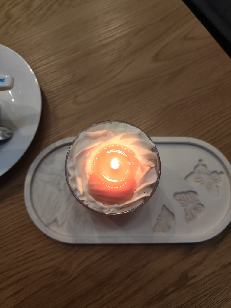 Bougie gourmande parfumée allumée avec cire fondue uniformément, éviter le tunnel