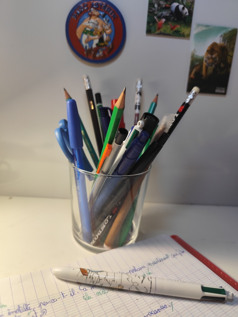 Ancien pot de bougie réutilisé comme pot à crayons, exemple de seconde vie pour les contenants