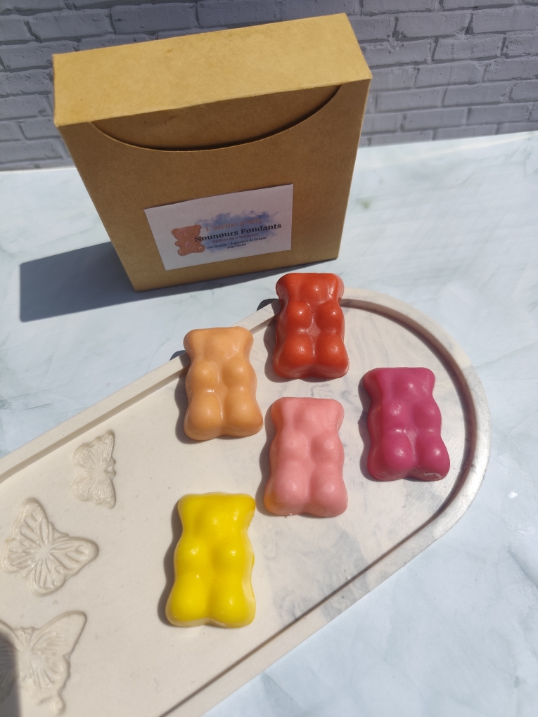 Fondants nounours sur un plateau avec leur boîte kraft artisanale derrière