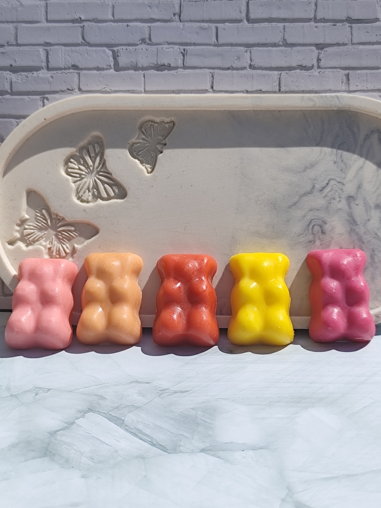 Gros plan sur les 5 nounours fondants colorés du coffret