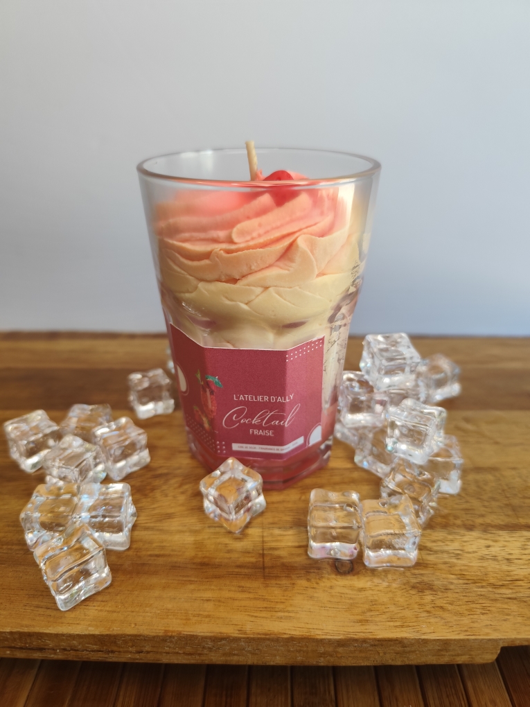 Cocktail Fraise avec glaçons décoratifs, présenté dans son verre à cocktail rose.