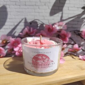 Bougie Fleurs de Sakura sans son pot en verre, décorée de fleurs en cire rose clair façon cerisier japonais