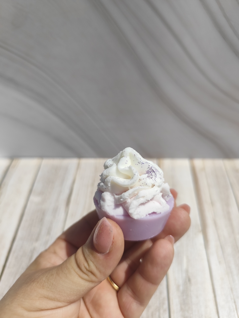 Mini fondant cupcake fleur de Sakura dans la main, base violette et chantilly blanche