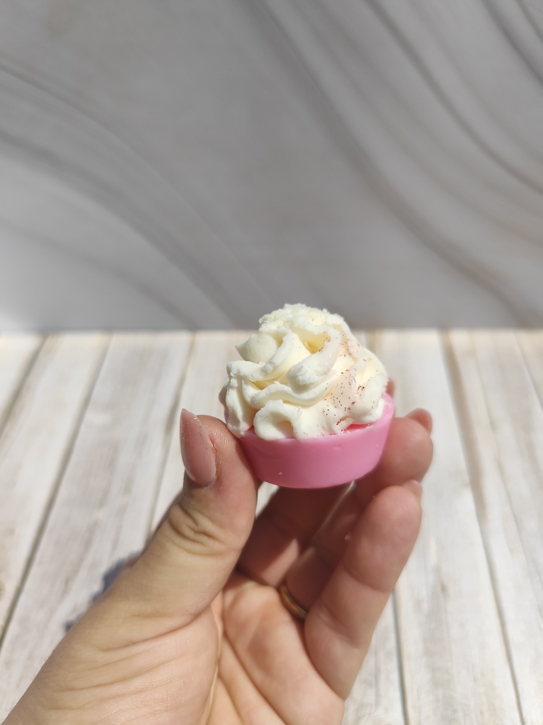 Mini fondant cupcake fraise dans la main, base rose et chantilly blanche