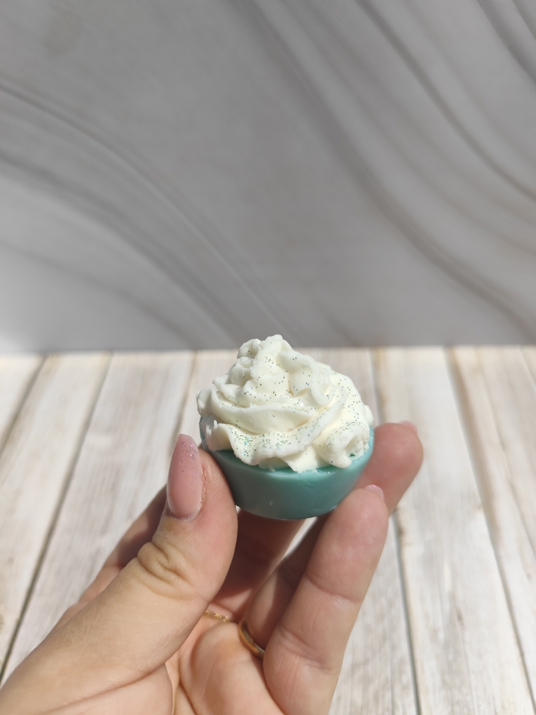 Mini fondant cupcake pistache dans la main, base verte et chantilly blanche