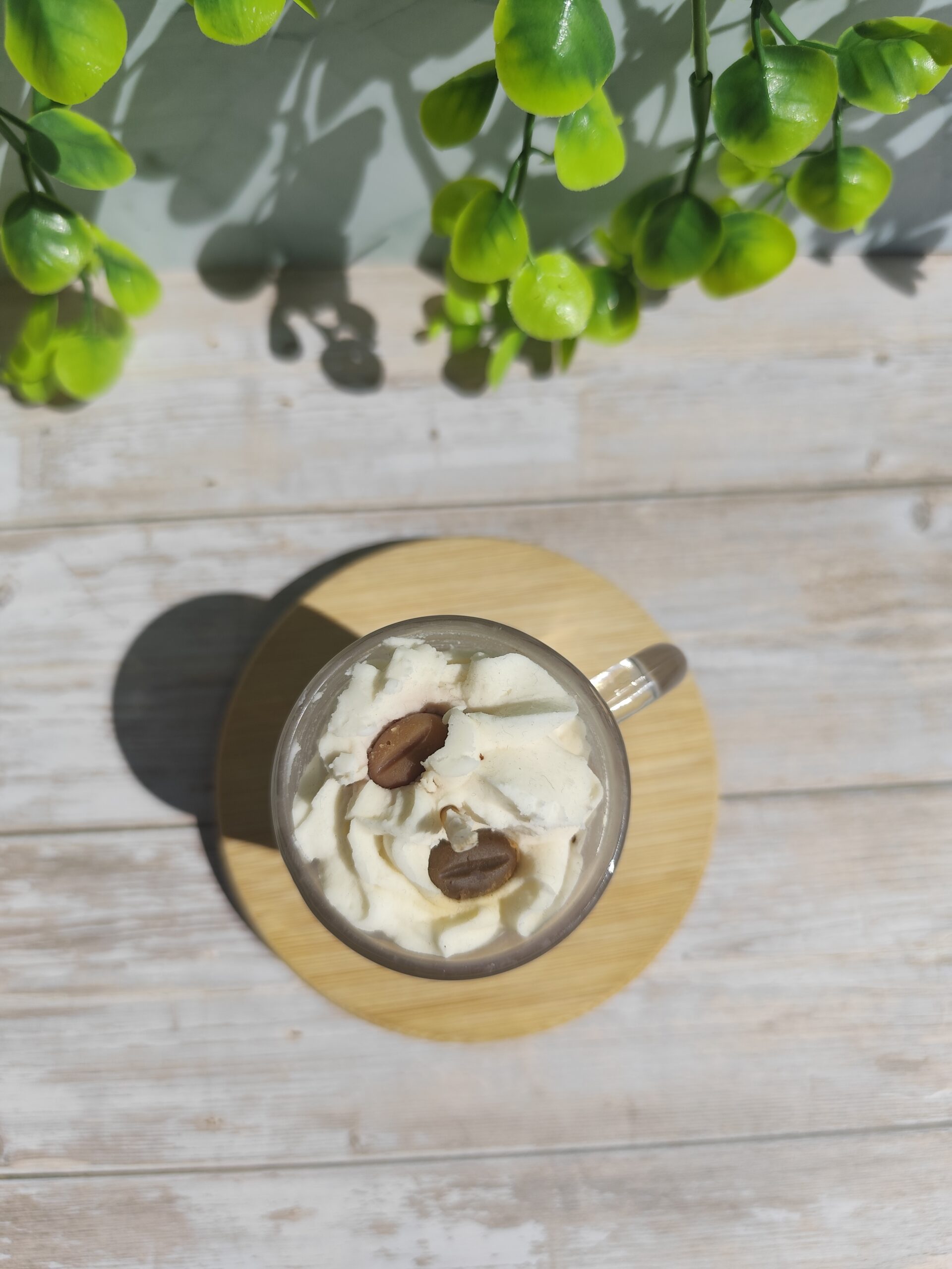 Mini bougie dans tasse ne verre, chantilly blanche décorée de grains de café en cire