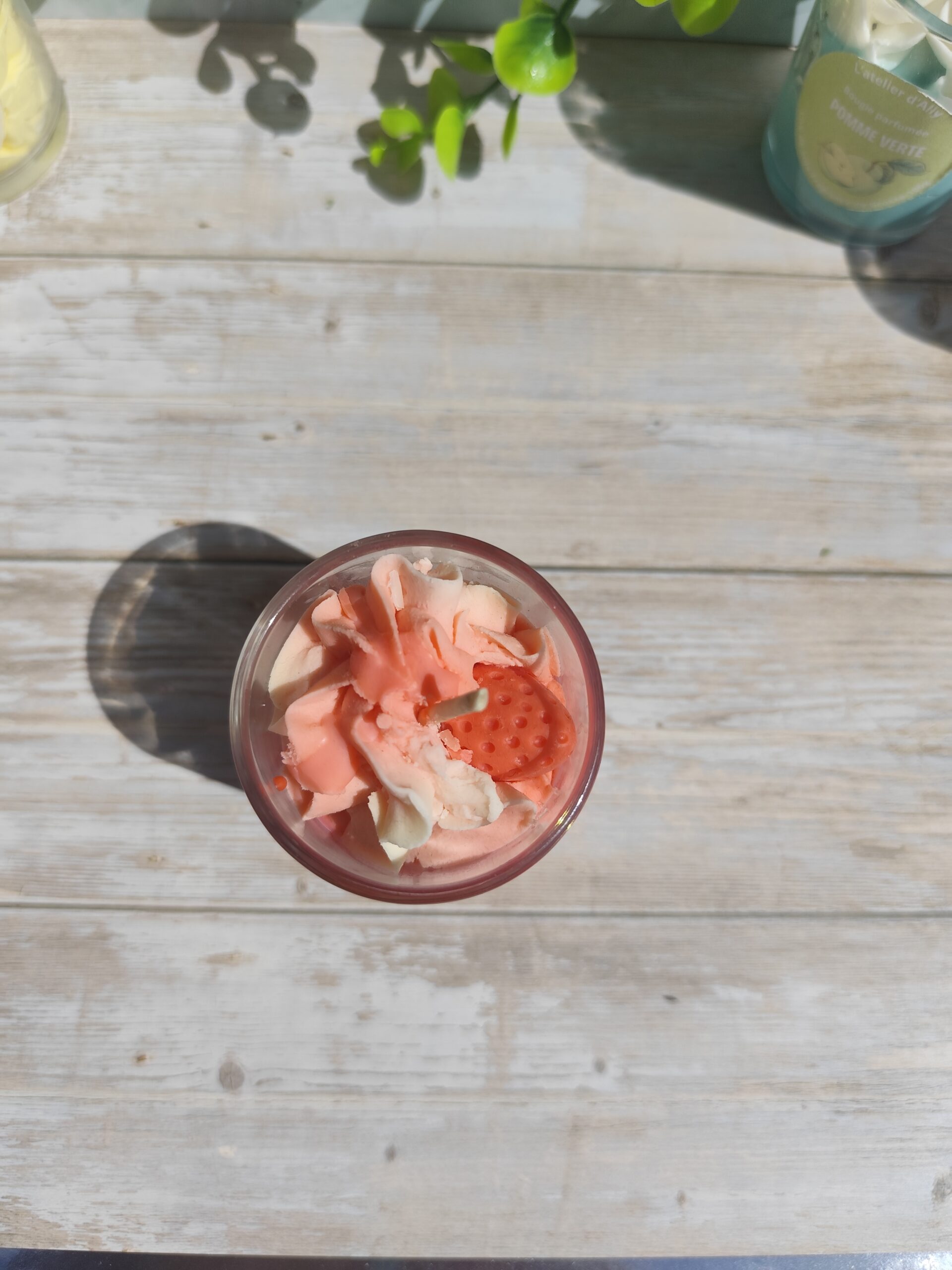 Mini bougie Fraise dans pot en verre, avec chantilly blanche, coulis rouge et fraise en cire plongée au centre