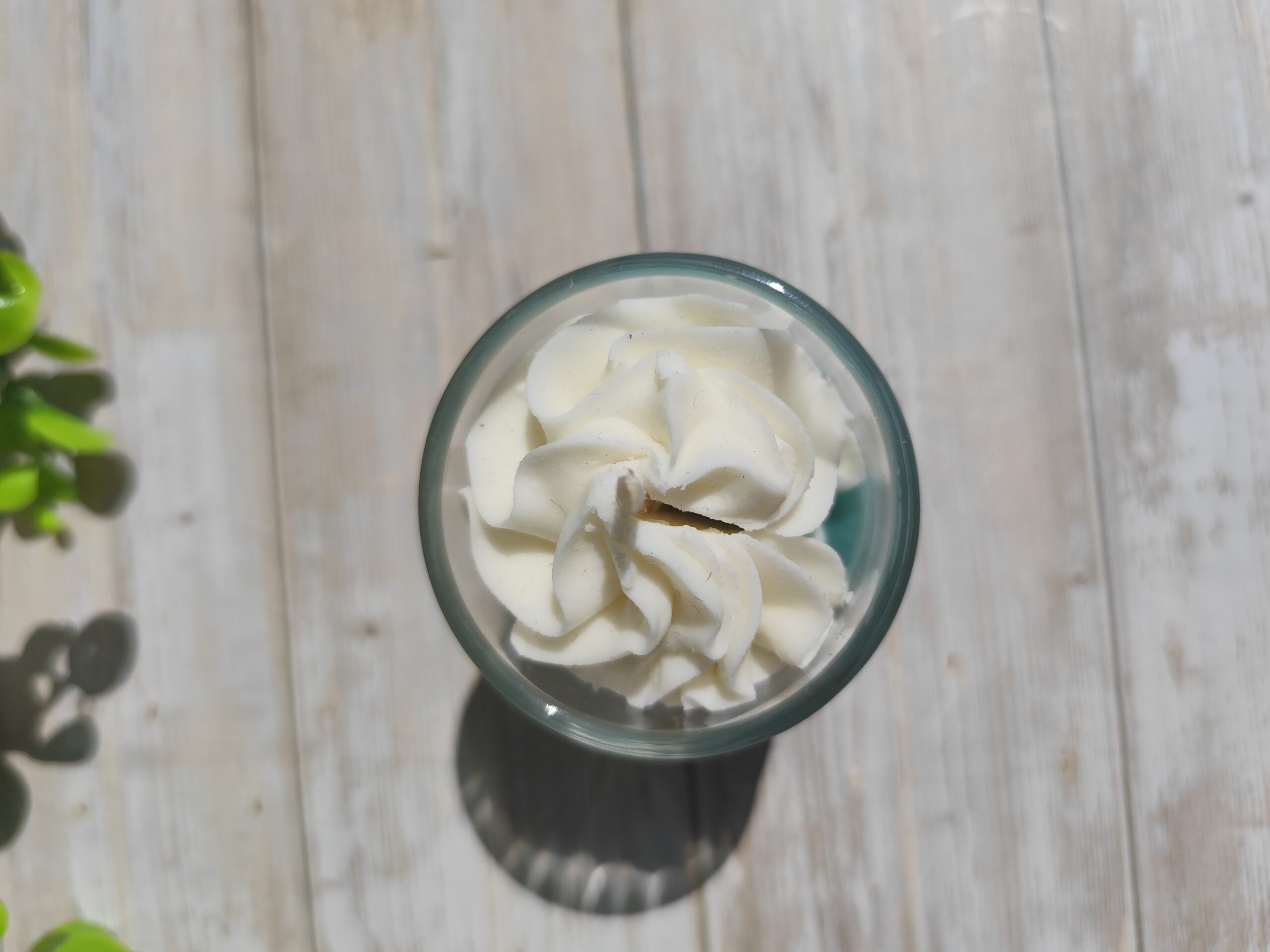 Mini bougie Pomme verte avec chantilly blanche et coulis vert, vue de dessus