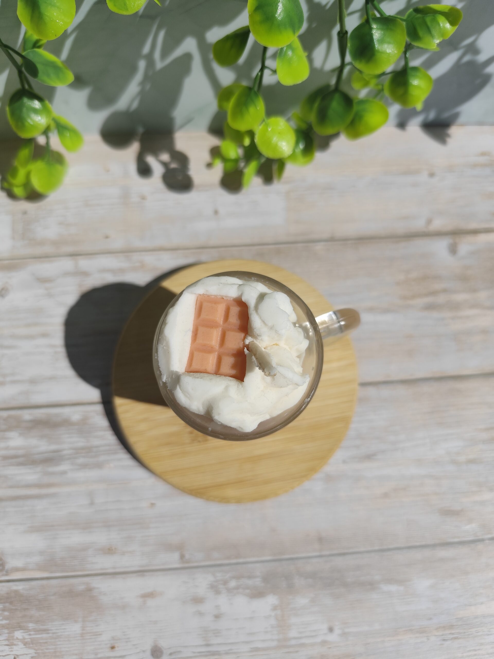 Mini bougie Thé blanc dans tasse en verre, chantilly blanche décorée d'une mini tablette au lait en cire