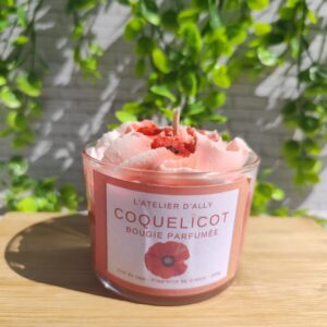 Bougie Coquelicot en verre, ornée de trois coquelicots en cire rouge sur une chantilly blanche.