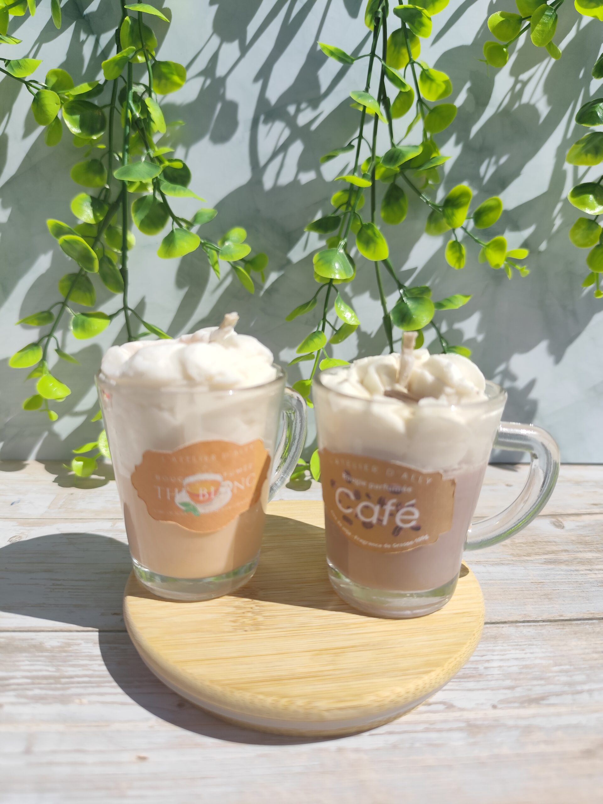 Mini bougies Café et Thé blanc dans leurs tasses en verre, avec chantilly décorée, vue de face