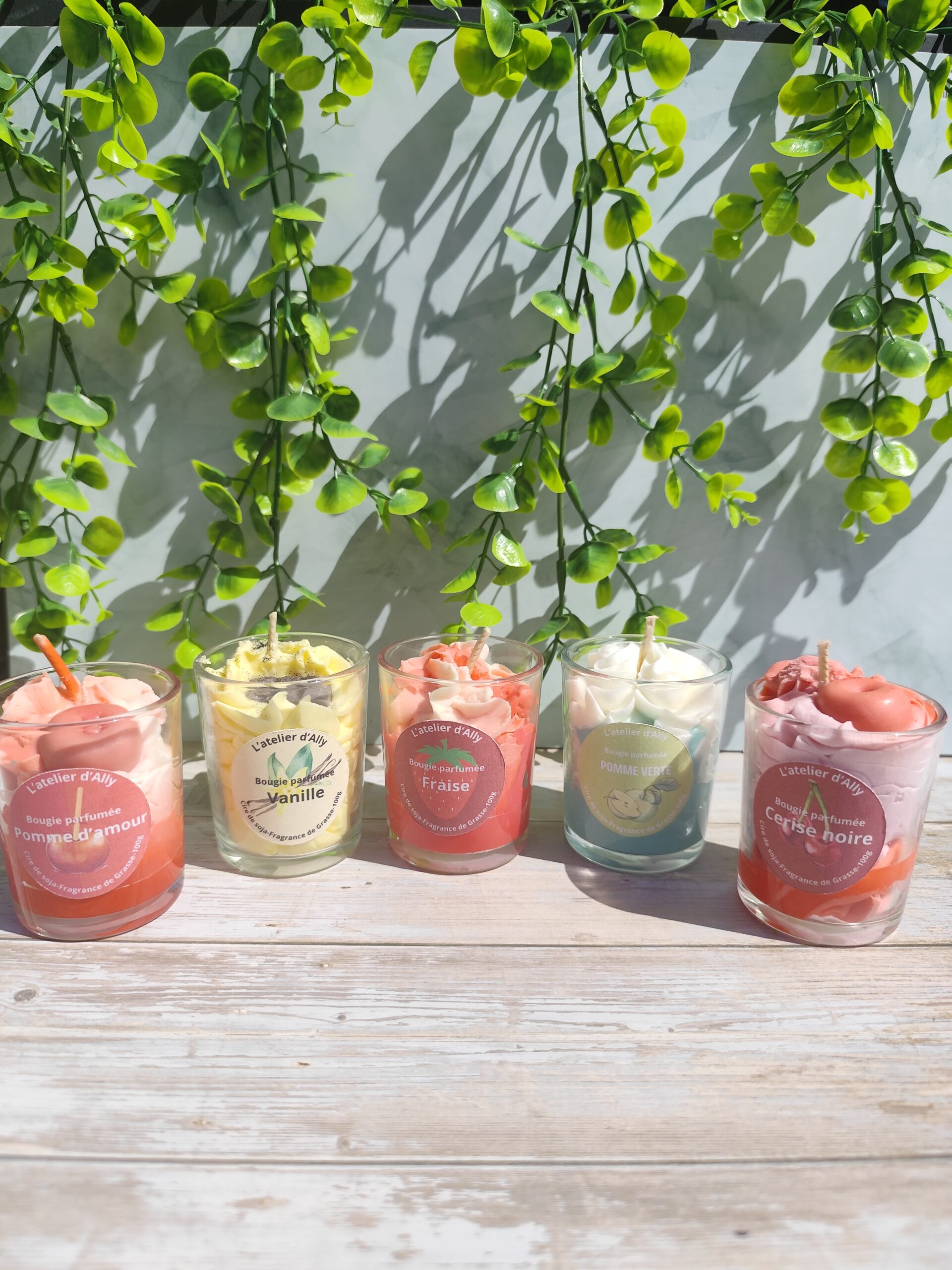 Vue d'ensemble des mini bougies gourmandes L'Atelier d'Ally, alignées avec leurs pots en verre et étiquettes personnalisées selon leur parfum