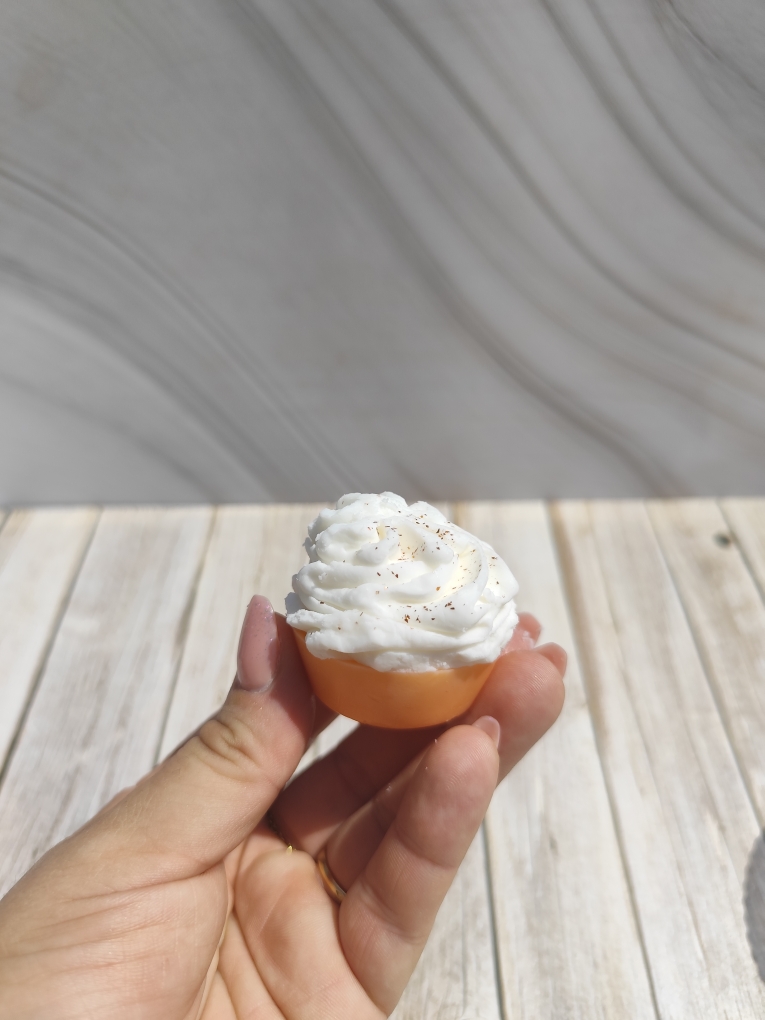 Mini fondant cupcake mandarine dans la main, base orange et chantilly blanche