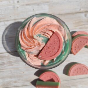 Bougie pastèque vue de dessus avec chantilly rouge rosée et coulis vert.