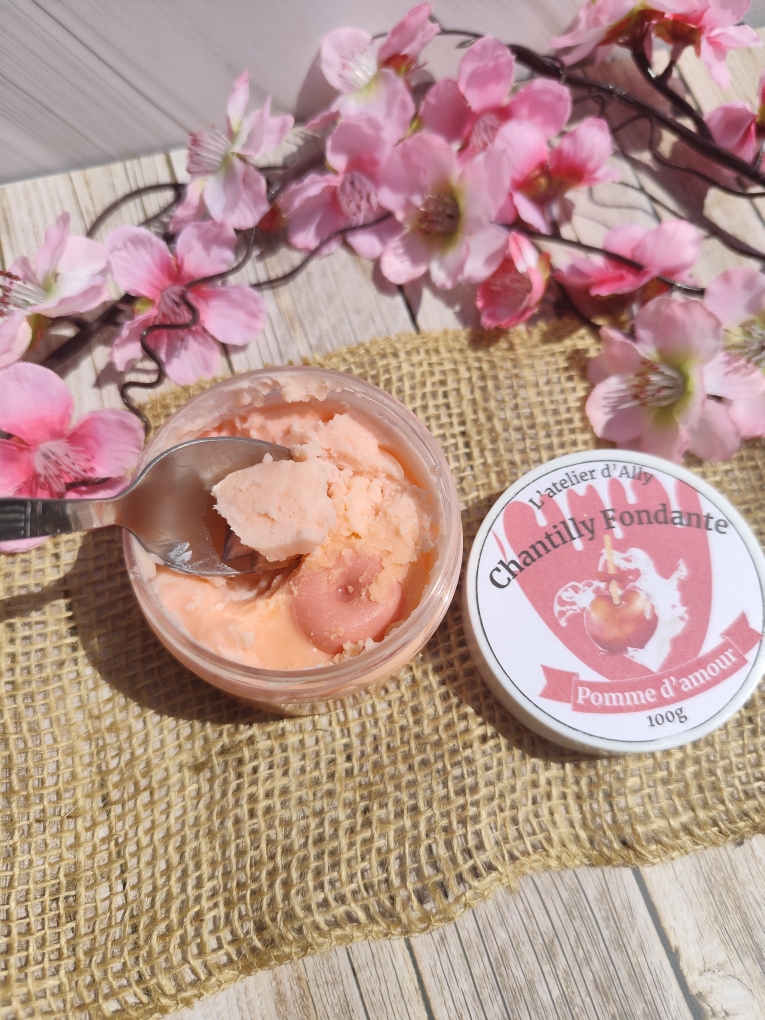 Utilisation de la chantilly fondante parfumée avec une cuillère