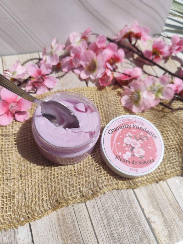 Chantilly fondante fleurs de Sakura avec chantilly violette et coulis rose