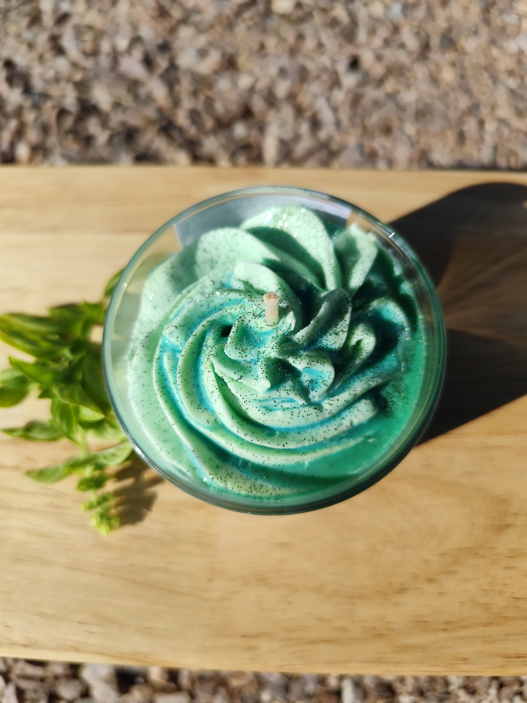 Dessus de la bougie Basilic Frais avec chantilly verte claire et coulis vert foncé, design végétal