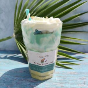 Bougie Cocktail Coco et Citrin Vert dans pot en verre recyclable, décor estival avec chantilly blanche, coulis vert, tranche de citron vert et noix de coco dorée