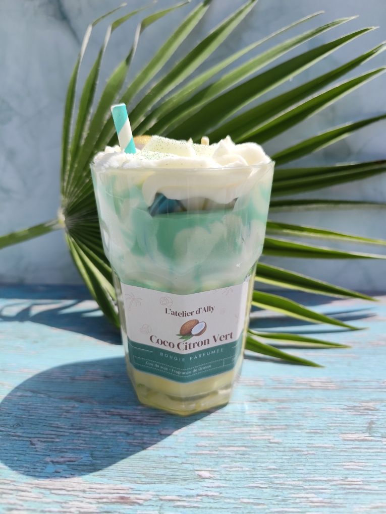 Bougie Cocktail Coco et Citrin Vert dans pot en verre recyclable, décor estival avec chantilly blanche, coulis vert, tranche de citron vert et noix de coco dorée