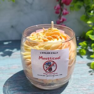 Bougie Mousticool dans pot en verre recyclable, vue de face, chantilly bi-color jaune et rouge avec paillettes scintillantes