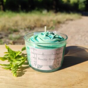 Bougie Basilic Frais 200g dans un pot en verre recyclable, vue de face, chantilly verte claire et coulis vert foncé