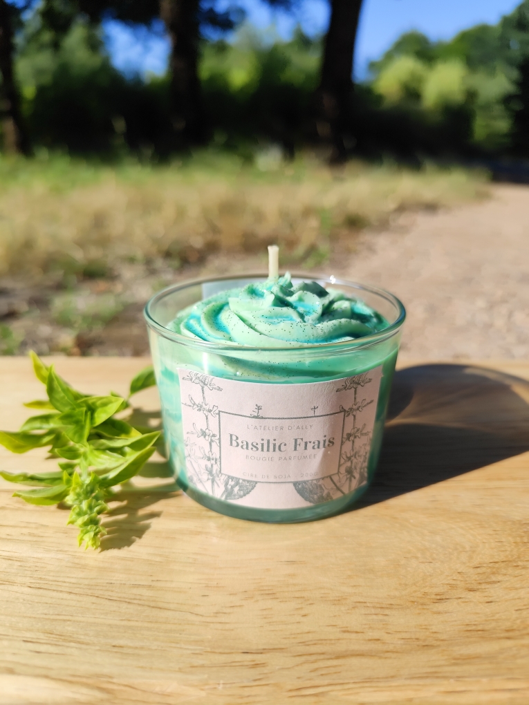 Bougie Basilic Frais 200g dans un pot en verre recyclable, vue de face, chantilly verte claire et coulis vert foncé