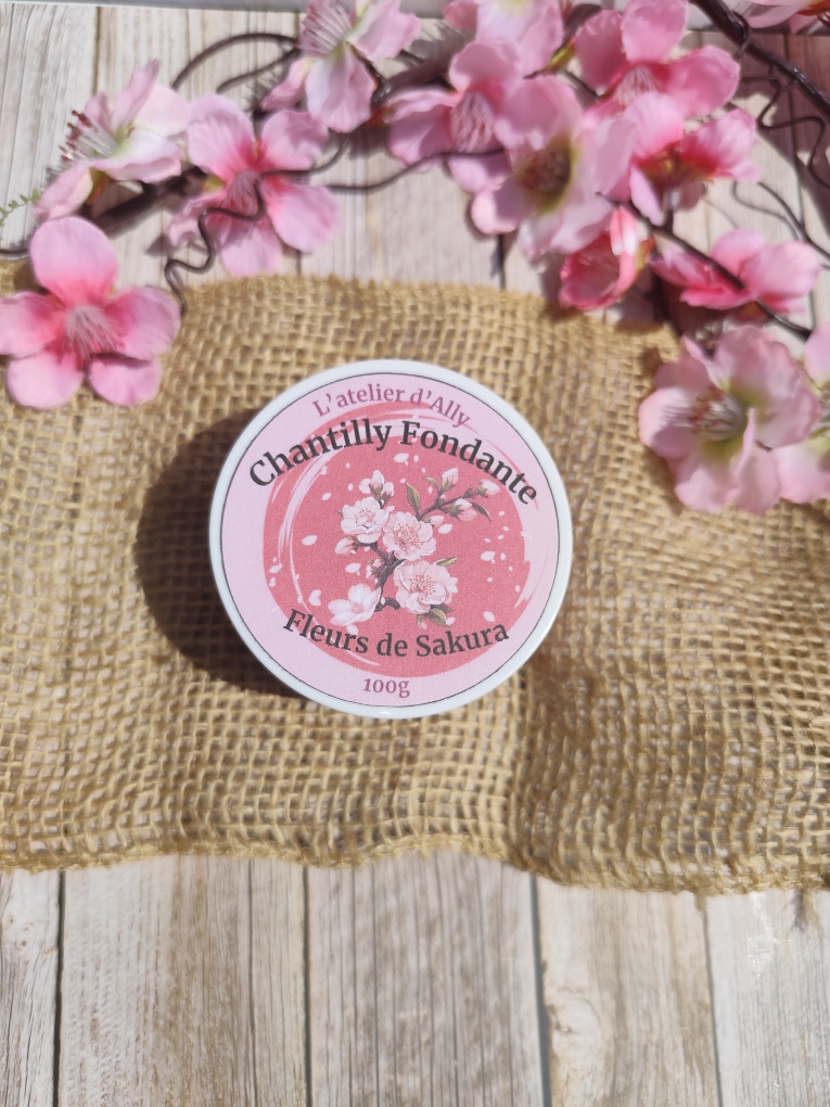 Pots chantilly fondante parfumée fermées, étiquetés avec son parfum