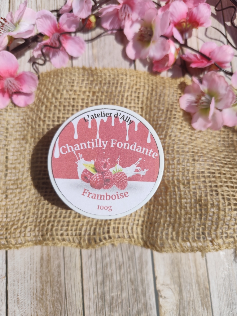 Pot de chantilly fondante parfumée fermés, étiqueté pour son parfum framboise