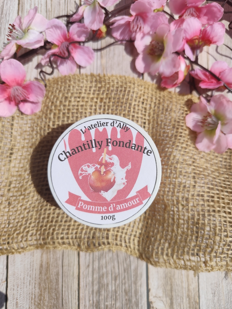Pot de chantilly fondante parfumée fermée, étiqueté ave son parfum pomme d'amour