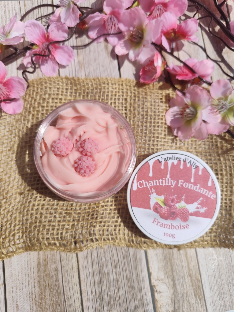 Chantilly fondante framboise avec chantilly rose et rois framboises en cire