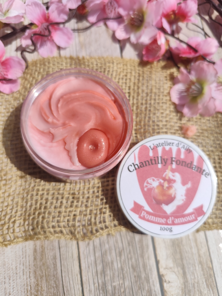 Chantilly fondante pomme d'amour avec coulis rouge et mini pomme décorative