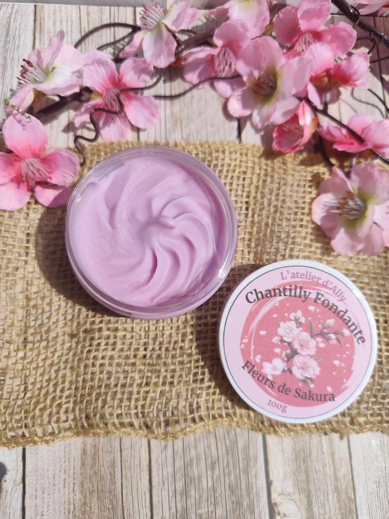 Chantilly fondante fleurs de Sakura avec chantilly violette et coulis rose