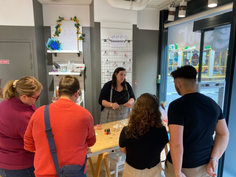 Ally animant un atelier créatif à Bourges, expliquant la réalisation de bougies et objets en jesmonite aux participants