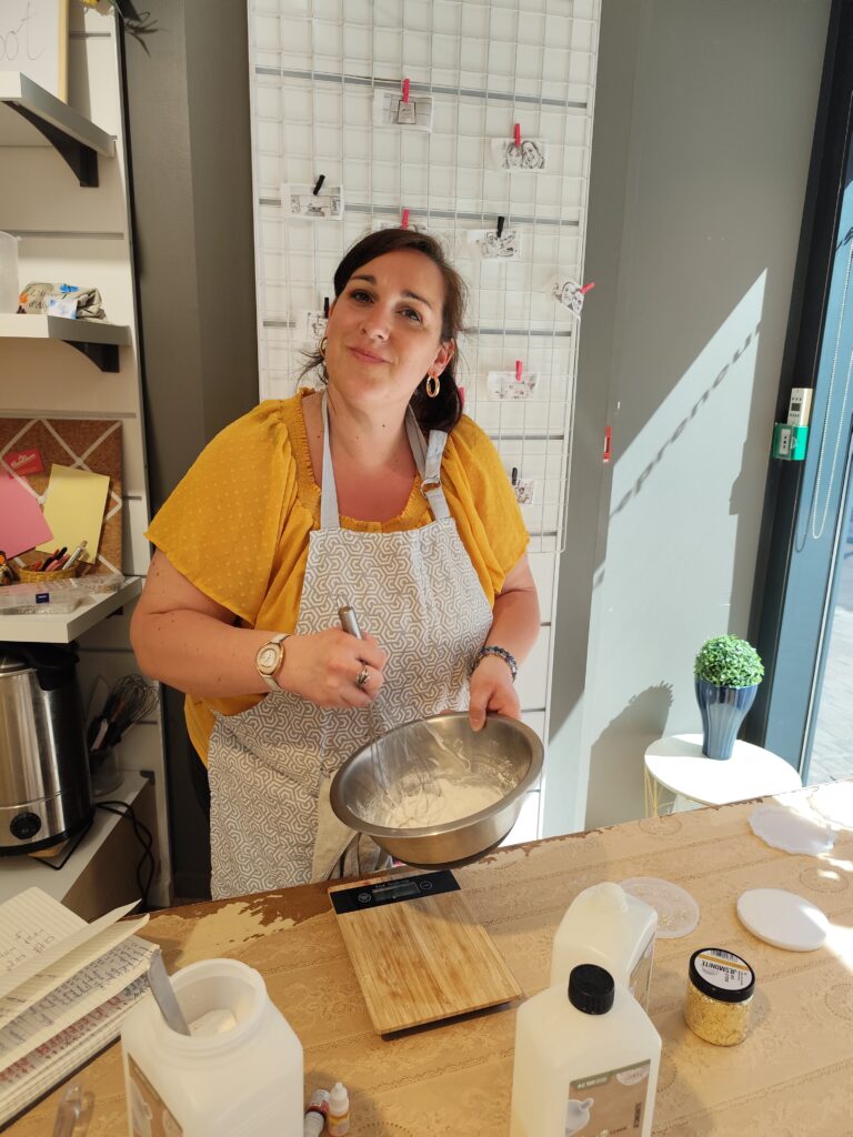 Ally dans son atelier en train de préparer des gourmandises parfumées.
