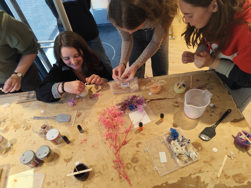 Atelier créatif à Bourges - groupe de participants souriants créant des bougies parfumées et objets en jesmonite avec l'atelier d'All.