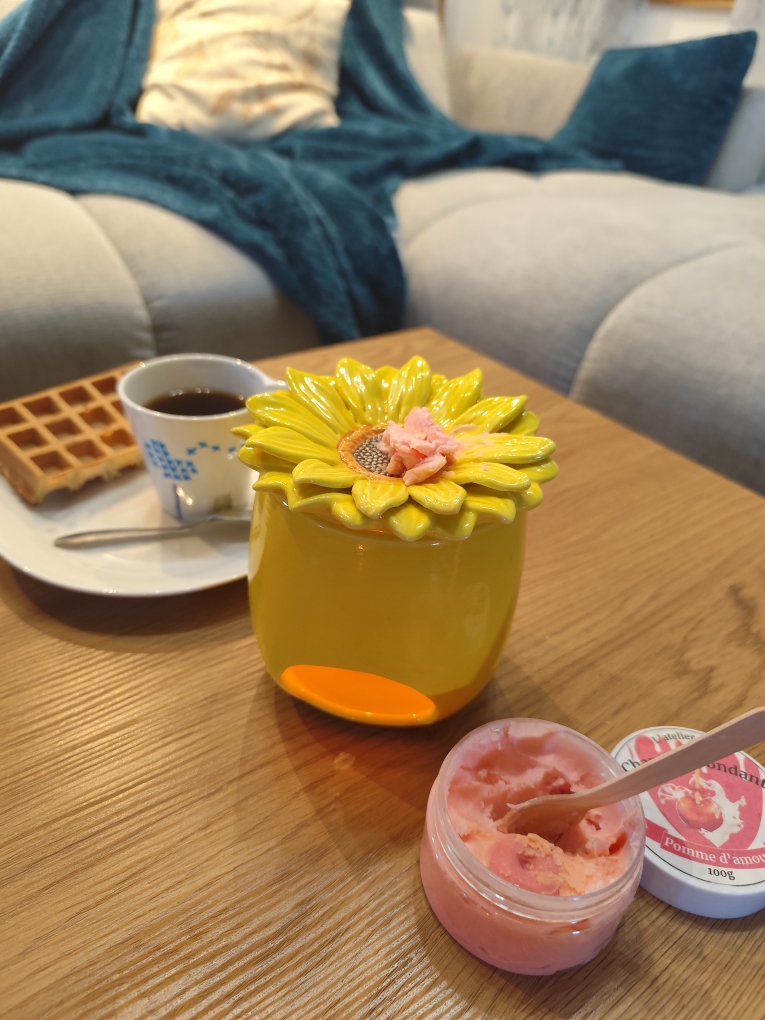 Chantilly fondante parfumée Pomme d’Amour utilisée dans un brûleur tournesol, ambiance cocooning