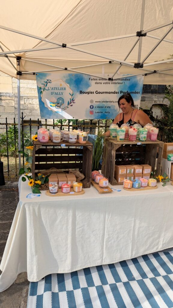 Ally sur son stand sur un marché artisanale à Bourges