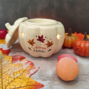 Brûleur en forme de citrouille blanche avec inscription Autumn Magic et feuilles automnales, idéal pour fondants parfumés.