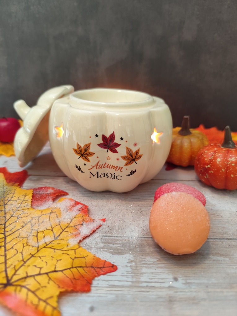 Brûleur en forme de citrouille blanche avec inscription Autumn Magic et feuilles automnales, idéal pour fondants parfumés.