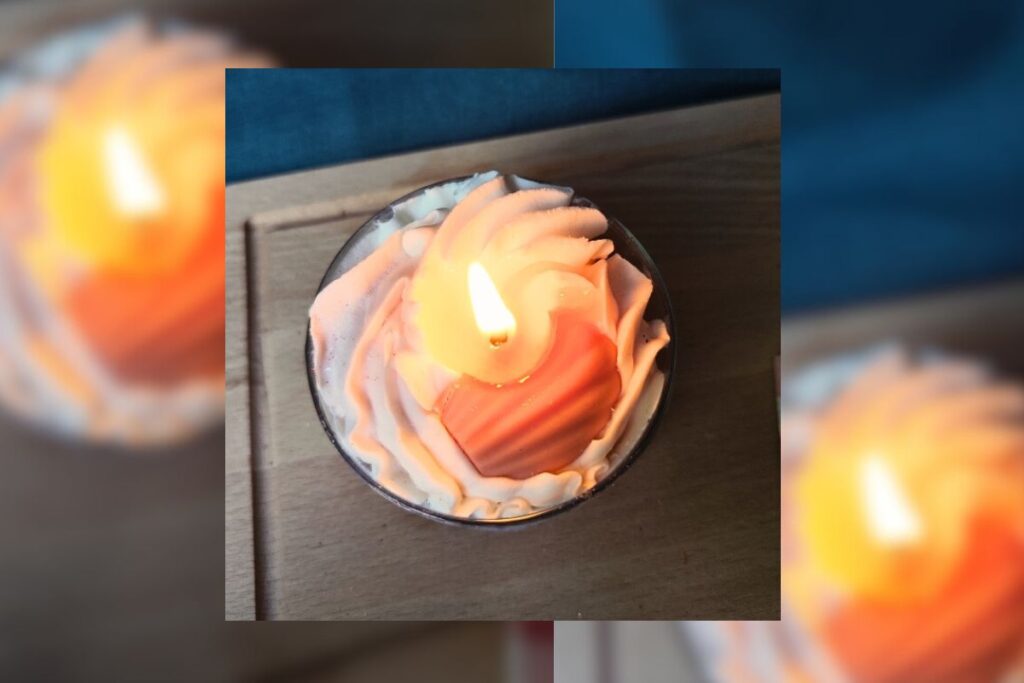 Bougie gourmande Madeleine allumée avec chantilly en cire, création artisanale parfumée de L'atelier d'Ally