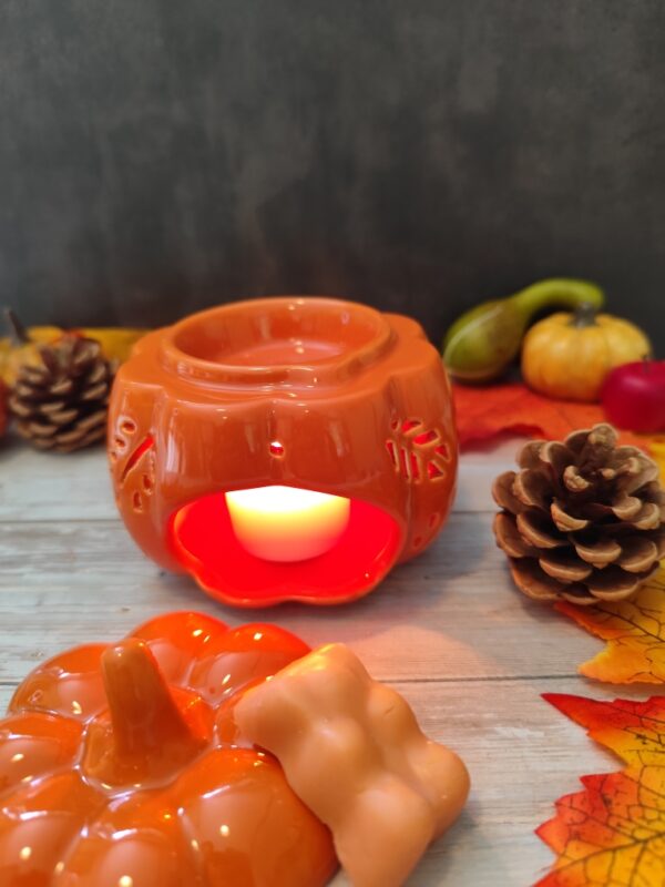 Brûleur automnal en forme de citrouille orange, ajouré de feuilles, idéal pour fondants parfumés et bougies chauffe-plat.