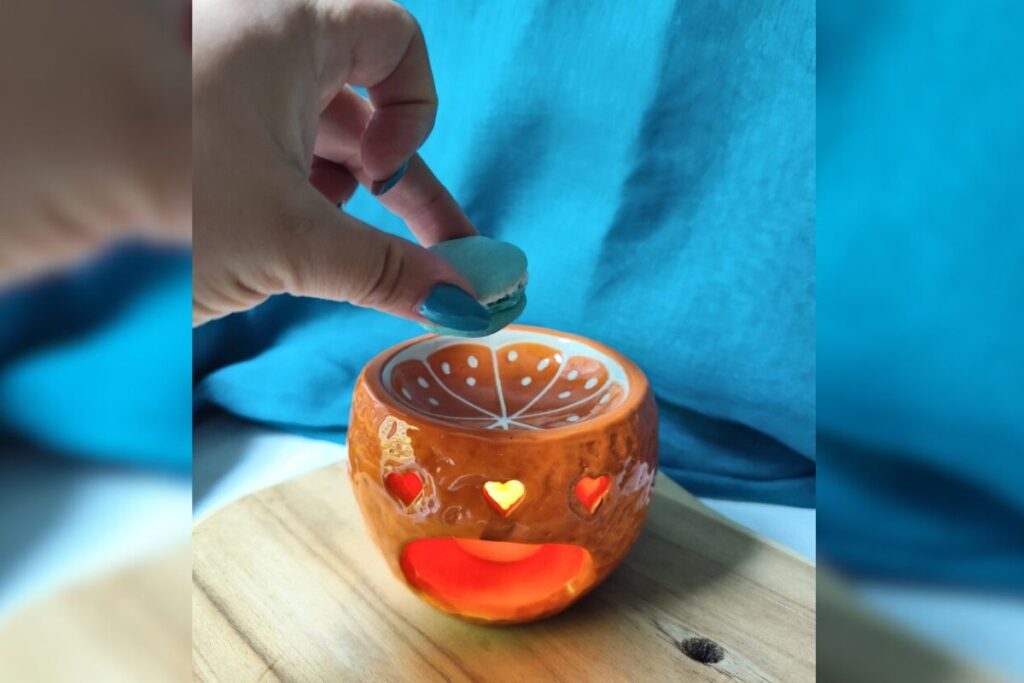 Illustration article conseils fondants parfumés de L'atelier d'Ally : démonstration avec un brûleur artisanal orange et un fondant macaron en cire parfumée.